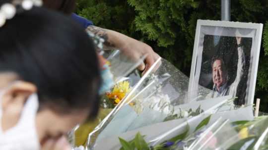 Foto z miesta uctenia si pamiatky zavraždeného japonského expremiéra Šinzóa Abeho.