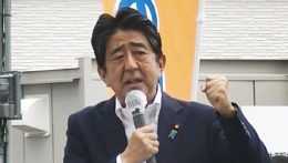 Foto z prejavu japonského expremiéra Šinzóa Abeho, ktorého zastrelil atentátnik