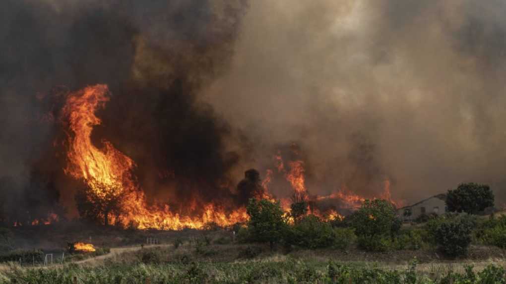 Lesné požiare naďalej sužujú Španielsko, prerušili aj vlakovú dopravu