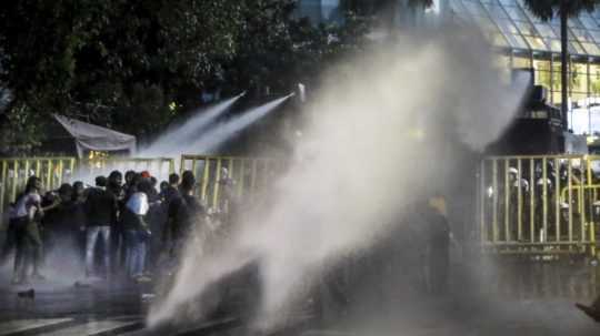 Na snímke polícia používa vodné delá proti demonštrantom na Srí Lanke.