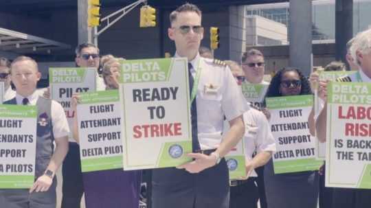 Na snímke štrajkujúci personál na letisku v USA.