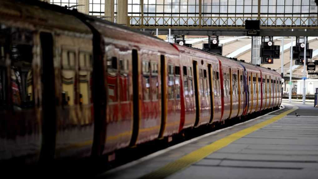 V Británii štrajkujú desaťtisíce železničiarov. Žiadajú lepšie mzdy a podmienky