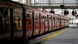 Na snímke vlak stojí na prázdnom nástupišti na stanici Waterloo počas štrajku v Londýne.