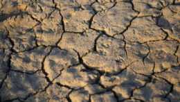 popraskaná pôda v dôsledku sucha
