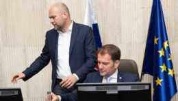 Na snímke zľava minister hospodárstva Richard Sulík (SaS) a minister financií Igor Matovič (OĽANO)