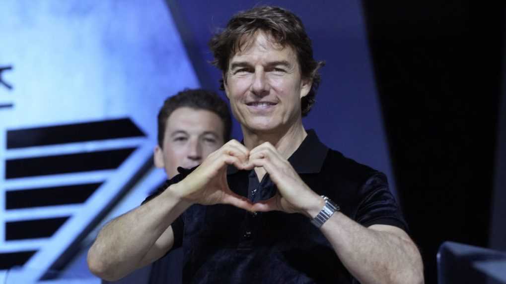 Na snímke Tom Cruise pózuje fotografom počas tlačovej konferencie na propagáciu svojho najnovšieho filmu Top Gun: Maverick.