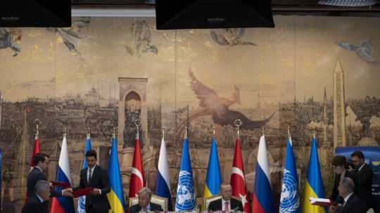 Na snímke zľava ruský minister obrany Sergej Šojgu, generálny tajomník OSN António Guterres, turecký prezident Recep Tayyip Erdogan a ukrajinský minister infraštruktúry Olexandr Kubrakov.
