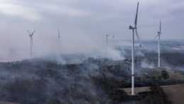 Na snímke je nemecký park veterných elektrární poškodený rozsiahlym požiarom.