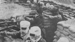 Na historickej snímke britskí vojaci s maskami na tvári počas prvej svetovej vojny.
