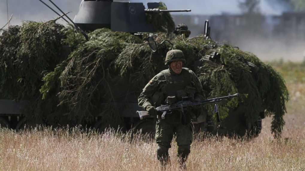 Lotyšsko plánuje obnoviť povinnú vojenskú službu