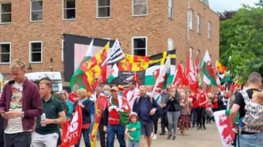 Tisíce ľudí vo Walese demonštrovali za nezávislosť.