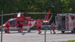 Na snímke leteckí záchranári s vrtuľníkom a sanitkou.