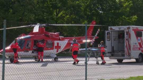Na snímke leteckí záchranári s vrtuľníkom a sanitkou.