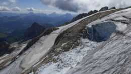 odlomený kus ľadovca v talianskych Dolomitoch