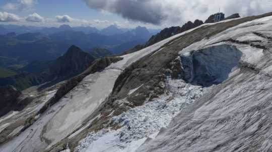 odlomený kus ľadovca v talianskych Dolomitoch