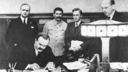 Podpisovanie paktu Molotov-Ribbentrop.