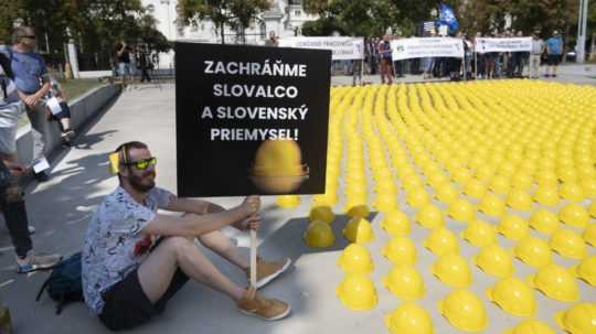 Pred Úradom vlády SR rozmiestnili zamestnanci Slovalca stovky žltých prilieb