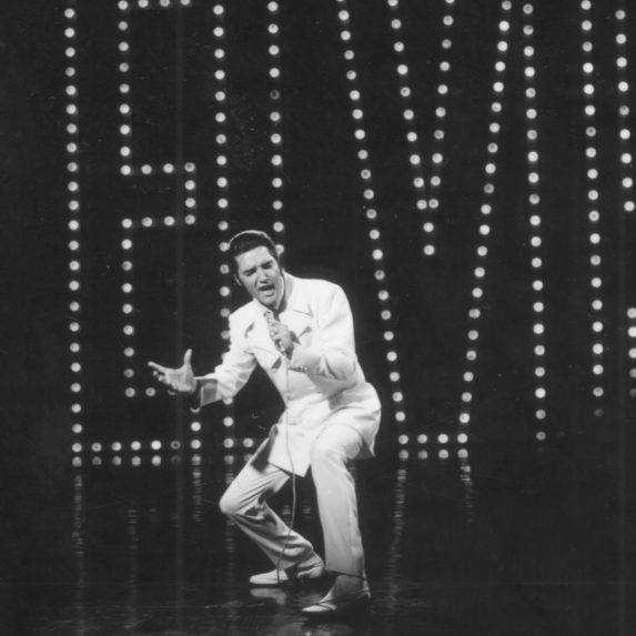 Elvis Presley na pódiu.