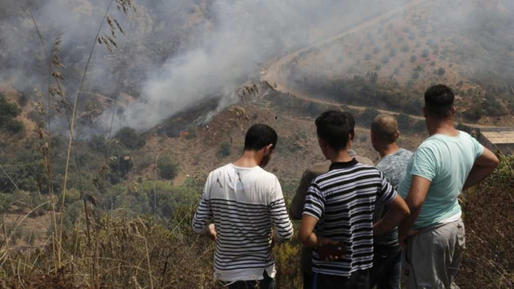 Lesné požiare v Alžírsku si vyžiadali už 26 obetí