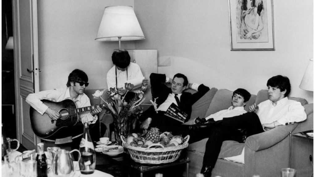 Producent Brian Epstein (uprostred) s členmi kapely The Beatles.