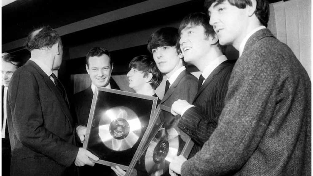 Na snímke The Beatles s dvoma striebornými platňami za albumy Please, Please Me a With The Beatles.