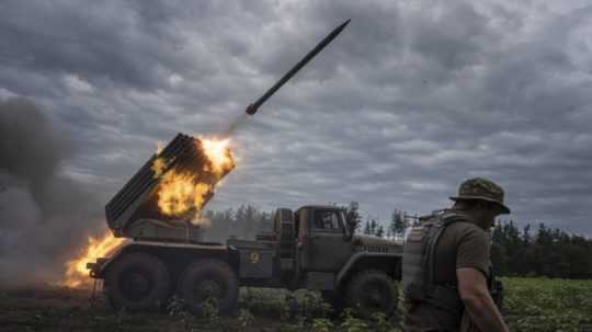 Ukrajinský raketomet strieľa na pozície ruskej armády v Charkovskej oblasti 2. augusta 2022.