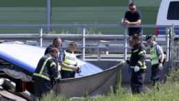 Na snímke záchranári vytiahli telo z vraku autobusu na mieste nehody pri obci Podvorec neďaleko Záhrebu