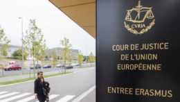 Na archívnej snímke z 5. októbra 2015 žena kráča do budovy Súdneho dvora Európskej únie v Luxemburgu.