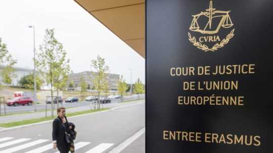 Na archívnej snímke z 5. októbra 2015 žena kráča do budovy Súdneho dvora Európskej únie v Luxemburgu.