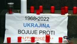 Transparenty s nápismi na protest proti ruskej agresii na Ukrajine.