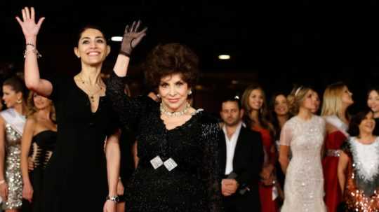 Talianske herečky Gina Lollobrigida a Caterina Murinová pózujú fotografom pri príchode na premietanie dokumentu Miss Taliansko