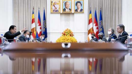 Americký minister zahraničných vecí Antony Blinken (vpravo) a kambodžský premiér Hun Sen (vľavoň počas stretnutia v kambodžskom Phnom Pénhe.