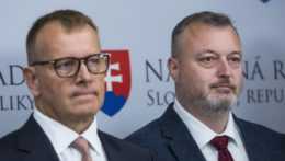 Na snímke zľava predseda Národnej rady SR Boris Kollár (Sme rodina) a minister práce, sociálnych vecí a rodiny SR Milan Krajniak (Sme rodina).