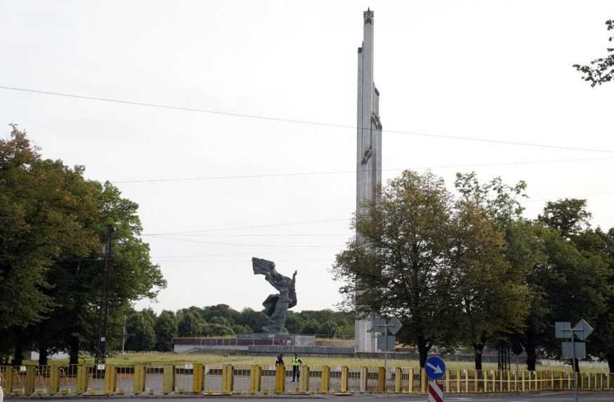 Lotyšsko zbúralo sovietsky pamätník v Rige