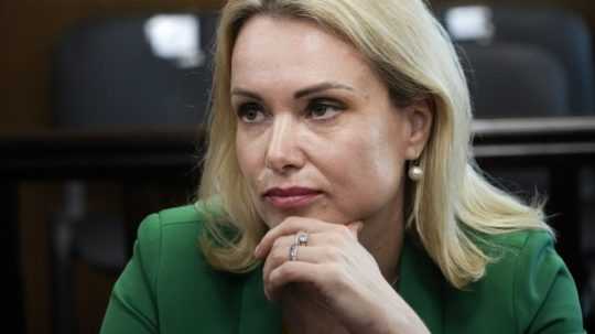 Na archívnej snímke z 28. júla 2022 v Moskve Marina Ovsiannikovová sedí v súdnej sieni pred vypočúvaním.