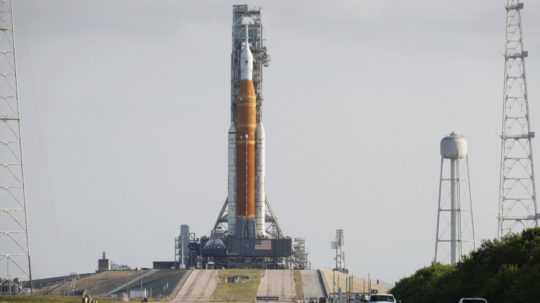Nosná raketa Artemis amerického Národného úradu pre letectvo a vesmír (NASA) s kozmickou loďou Orion.