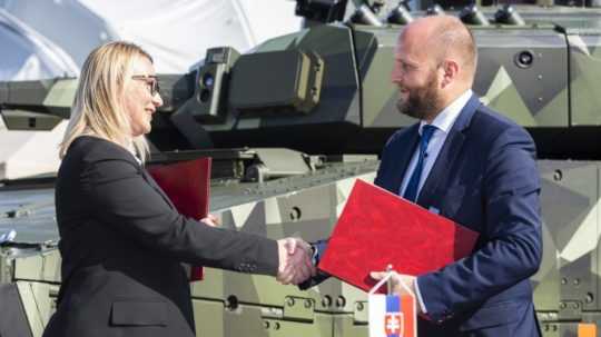 Na snímke zľava ministerka obrany Českej republiky Jana Černochová a minister obrany SR Jaroslav Naď (OĽANO).