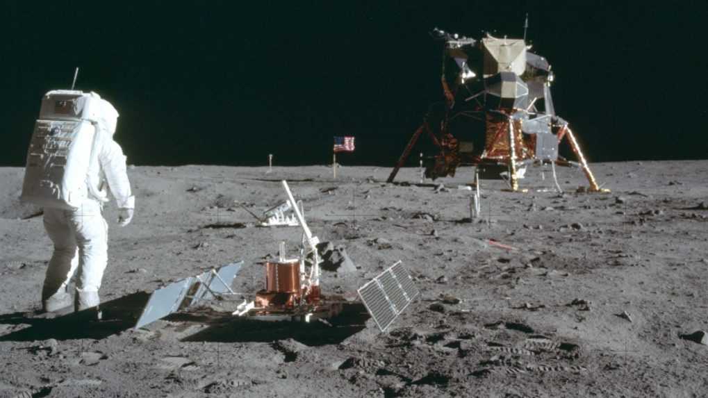 Archívna snímka, na ktorej Neil Armstrong zachytil kolegu Buzza Aldrina pri prechádzke po povrchu Mesiaca.
