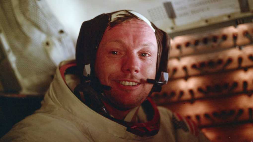 Pilotný preukaz získal Neil Armstrong skôr ako vodičský