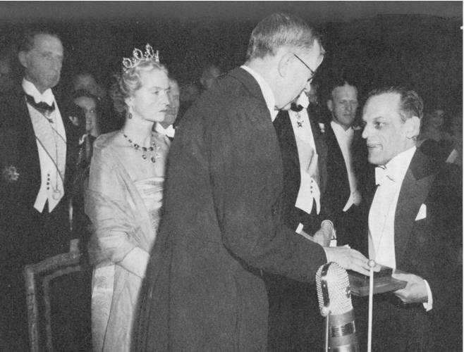 Švédsky Kráľ Gustaf Adolf VI. odovzdáva Nobelovu cenu Maxovi Theilerovi.