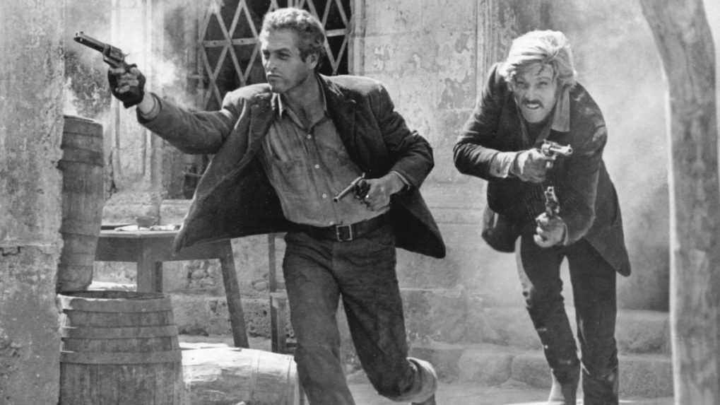 Na archívnej snímke z roku 1969 herci Robert Redford (vpravo) a Paul Newman (vľavo) počas scény z filmu Butch Cassidy a Sundance Kid.