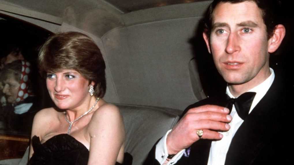 Princ Charles a princezná Diana v aute.