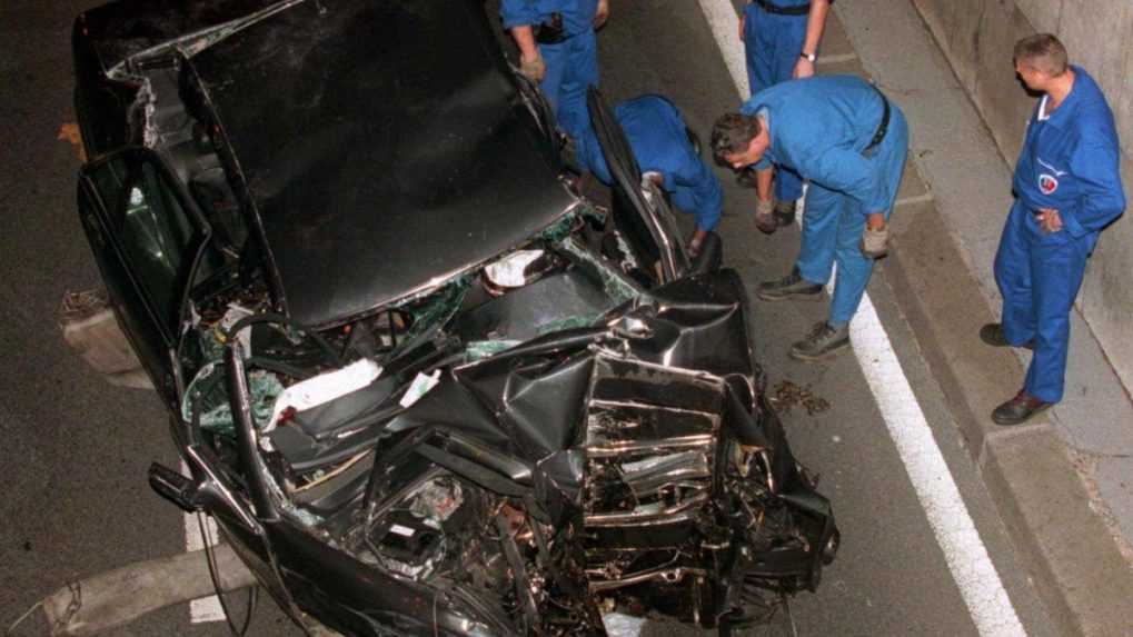 Rozbitý Mercedes Benz, v ktorom zomrela princezná Diana, jej priateľ Dodi Fayed a vodič Henri Paul.