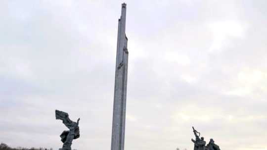 Na snímke sovietsky pamätník v lotyšskom hlavnom meste Riga.