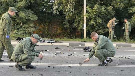 Na videosnímke vyšetrovatelia na mieste výbuchu auta novinárky a politologičky Darii Duginovej