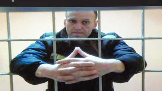 Väznený ruský opozičný líder Alexej Navaľnyj počas videoprenosu v súdnej sieni v Moskve 24. mája 2022.