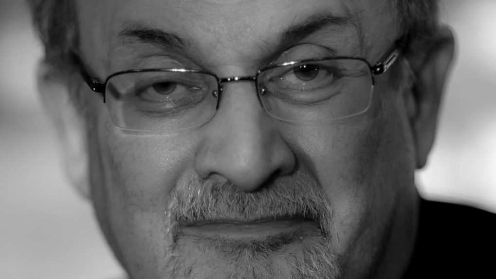 Spisovateľa Salmana Rushdieho pobodali pri vystúpení v New Yorku
