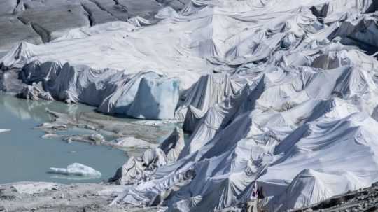 Na ilustračnej snímke snímke časť ľadovca vo švajčiarskych Alpách, ktorý je chránený špeciálnymi bielymi plachtami, aby sa neroztopil.