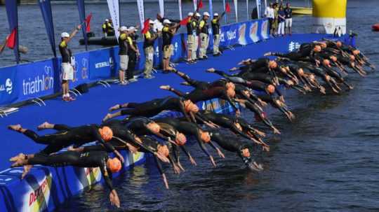 Súťažiace skáču do vody počas úvodnej plaveckej časti siedmeho podujatia seriálu ITU MS v triatlone