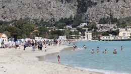 Na snímke pohľad na pláž Mondello po znovuotvorení pláží na Sicílii